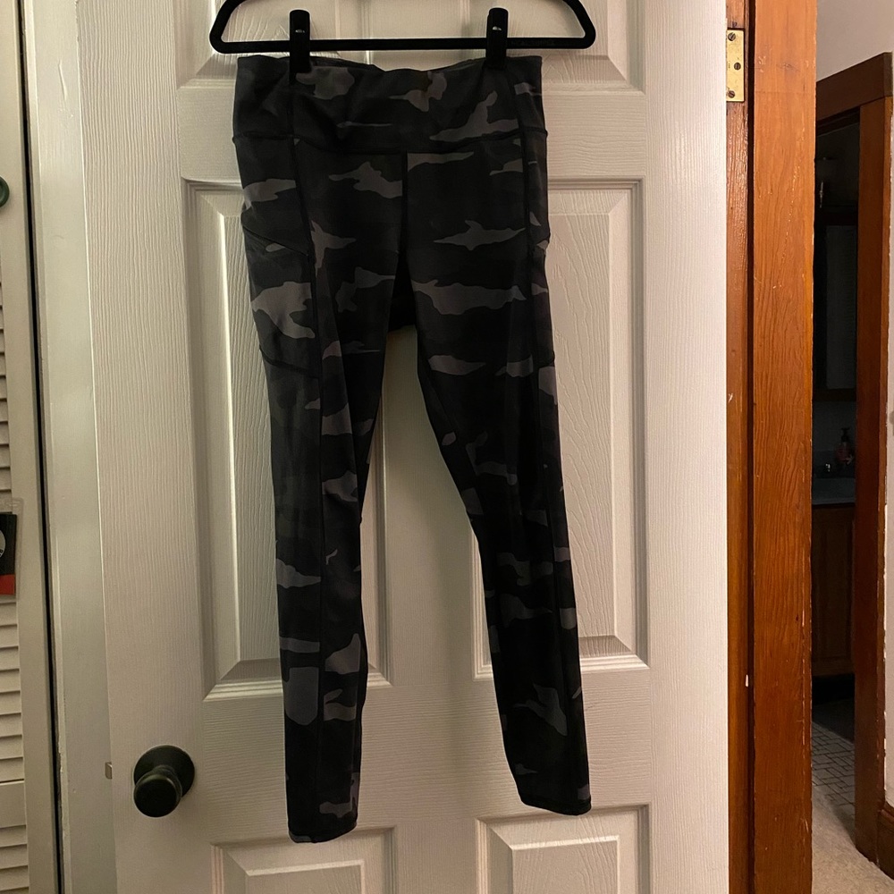 Athleta Camo Contender 7/8 Tights in Powerlift - Medium